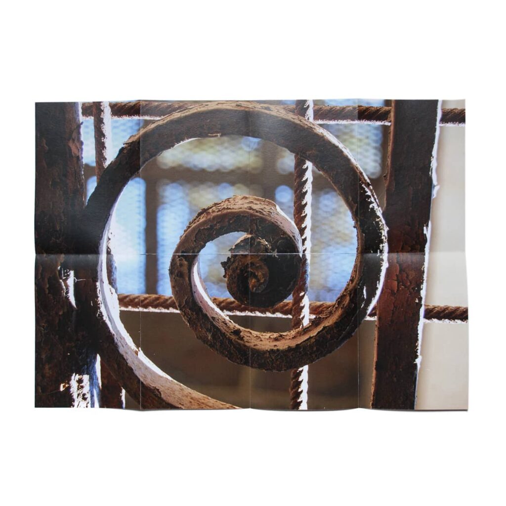 interno aperto della fanzine fotografica CABL(iN)ES